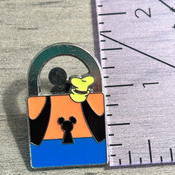 Walt Disney World - Limited Release - Lock Collection - Goofy Lock Trading Pin - Picture 1 of 3